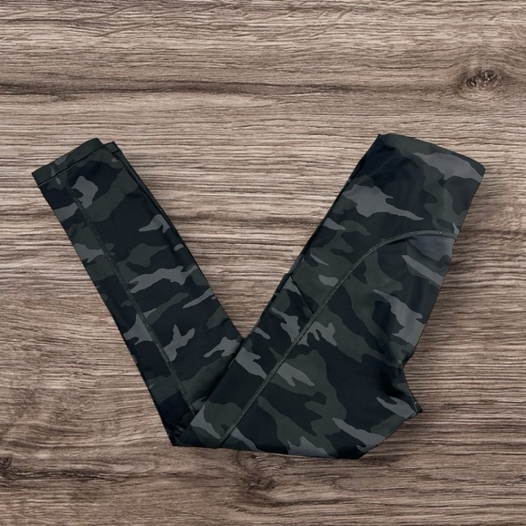 Athleta Ultimate Stash Pocket Camo 7/8 tight Sz: XS - Picture 7 of 16